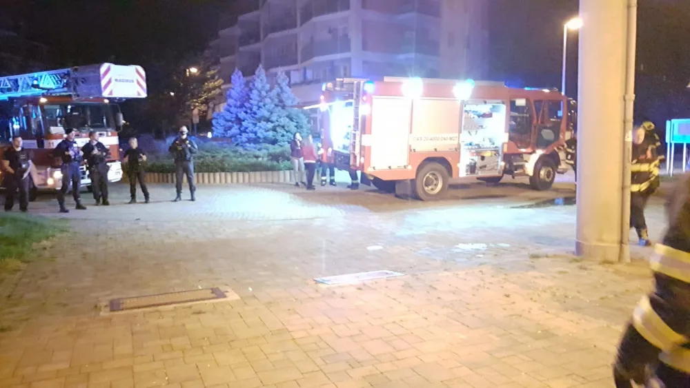FOTO: Při požáru sklepa v Praze bylo evakuováno osmnáct osob včetně dětí