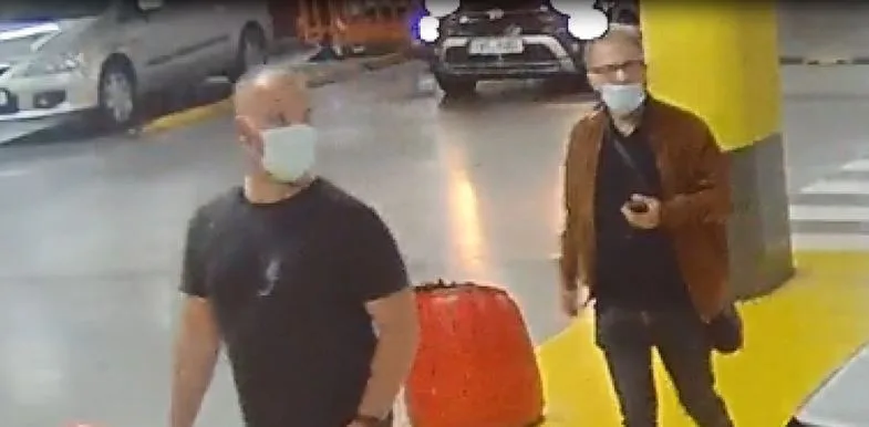 VIDEO: Kriminalisté pátrají po mužích, kteří se vloupali do auta a ukradli téměř devadesát tisíc