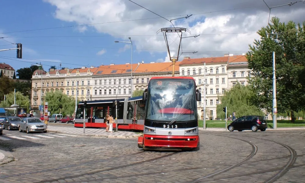 Přes Újezd, Staroměstskou a Malostranskou nepojedou tramvaje. Opraví se koleje