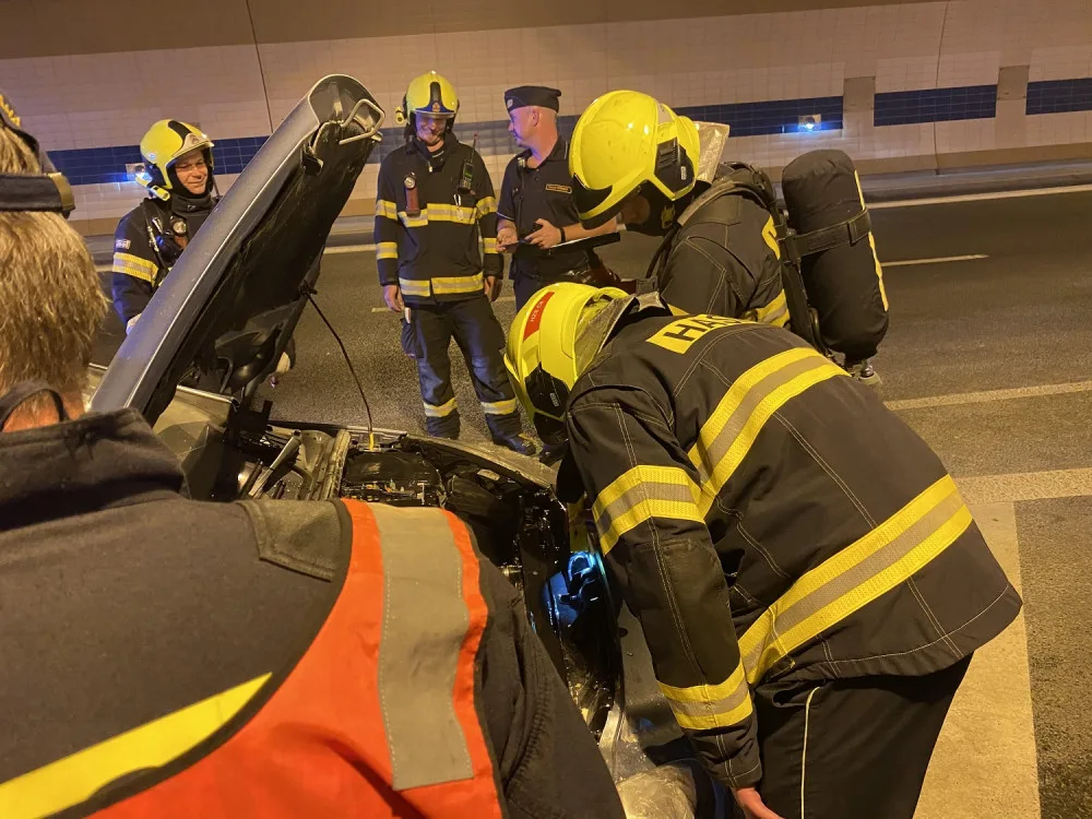 FOTO: V Bubenském tunelu hořelo odpoledne auto. Hasiči požár rychle lokalizovali