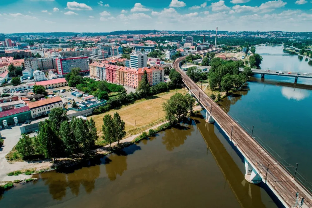 U Vltavy vznikne nový park. Praha 7 vyhlásila soutěž na jeho podobu