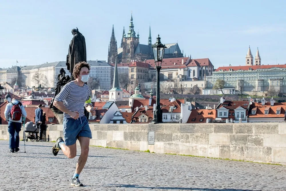 V úterý v Praze přibylo rekordních 372 případů koronaviru. Mezi rizikové regiony ji zařadilo vedle Německa i Nizozemsko