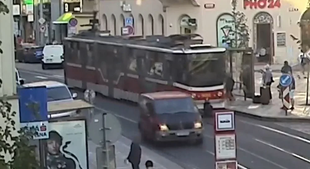 VIDEO: Honička v centru Prahy. Opilý mladík bez řidičáku ujížděl v dodávce strážníkům