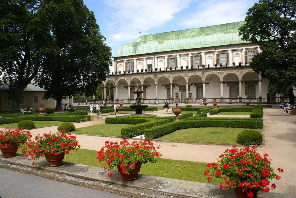1200px-Pražský_hrad,_Letohrádek_královny_Anny_02