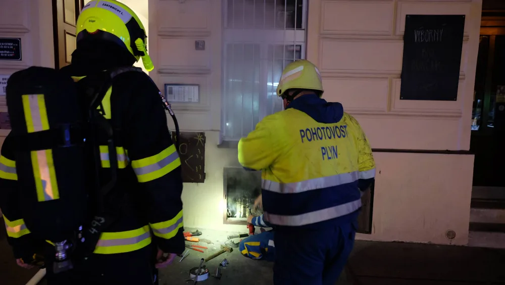 FOTO: V domě v Praze dnes hořelo. Hasiči kvůli masivnímu úniku plynu evakuovali obyvatele