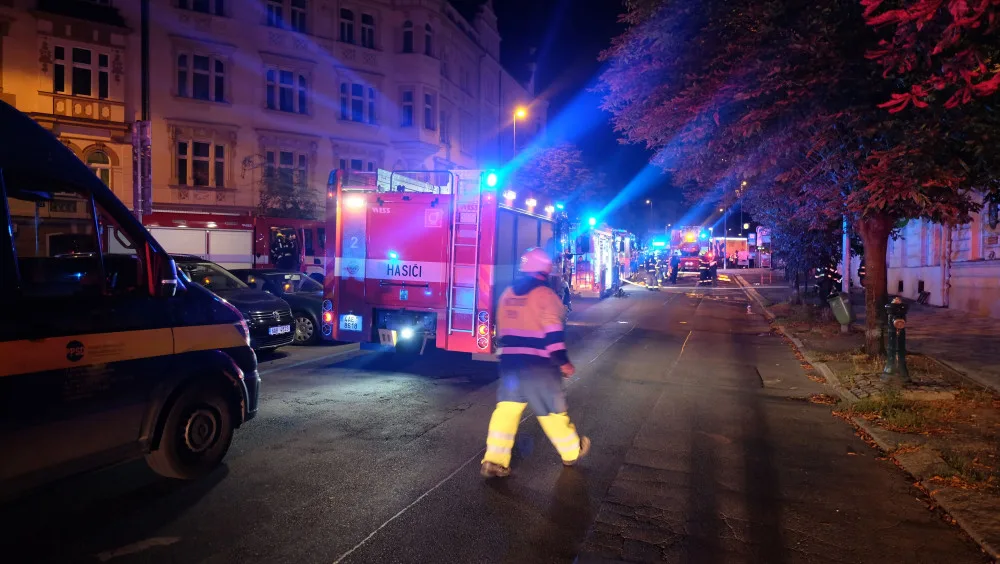 FOTO: V domě v Praze dnes hořelo. Hasiči kvůli masivnímu úniku plynu evakuovali obyvatele