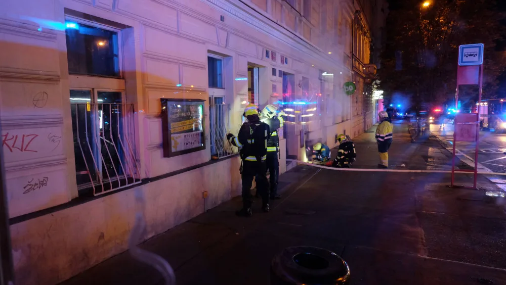 FOTO: V domě v Praze dnes hořelo. Hasiči kvůli masivnímu úniku plynu evakuovali obyvatele