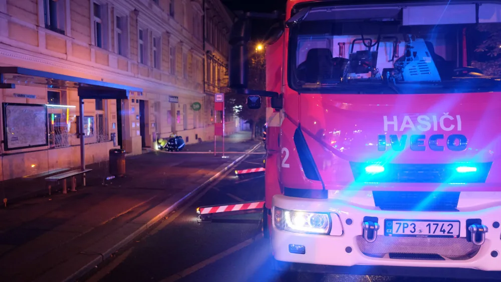 FOTO: V domě v Praze dnes hořelo. Hasiči kvůli masivnímu úniku plynu evakuovali obyvatele