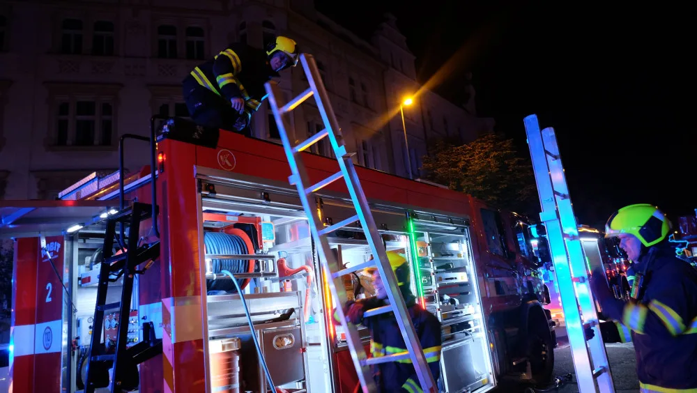 FOTO: V domě v Praze dnes hořelo. Hasiči kvůli masivnímu úniku plynu evakuovali obyvatele