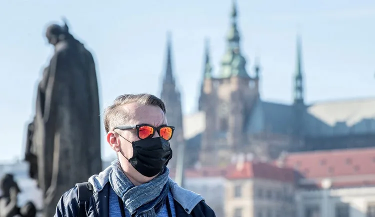 V Praze budou od pondělí povinné roušky nad 100 lidí i na venkovních hromadných akcích