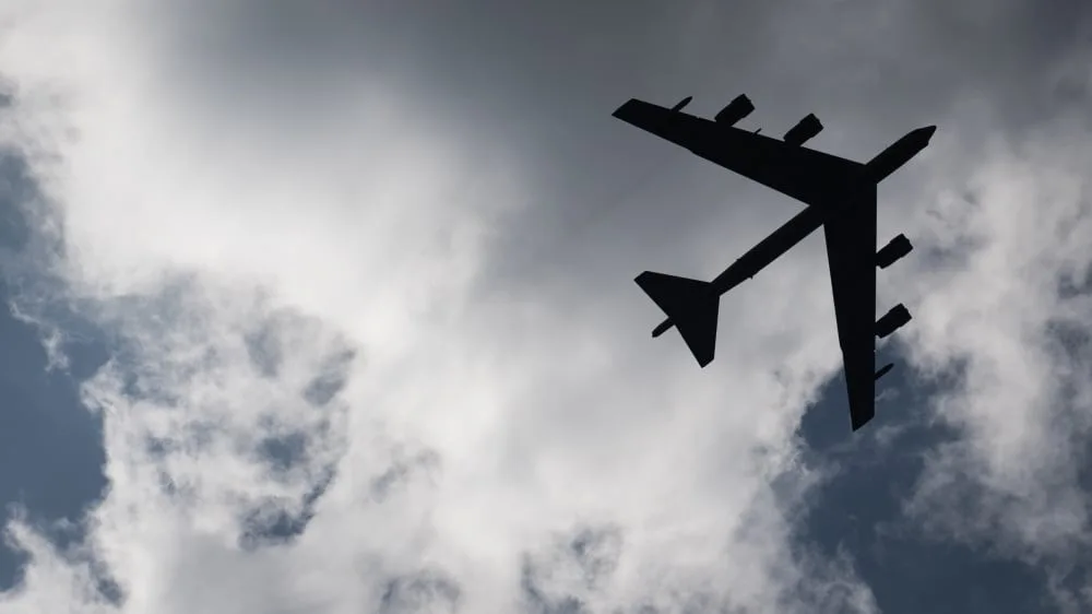 VIDEO: Podívejte se na přelet amerických F-16 a tankeru KC-135 nad Prahou. Bombardér B-52 dnes nakonec kvůli technickým problémům neletěl