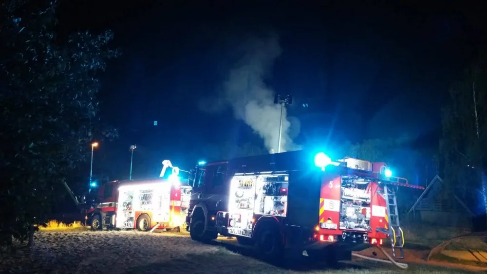 FOTO: Pražští hasiči dnes v noci zasahovali u požáru chaty. Příčina požáru není známá