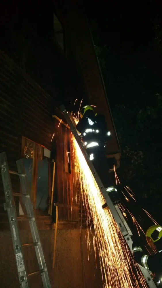 FOTO: Pražští hasiči dnes v noci zasahovali u požáru chaty. Příčina požáru není známá
