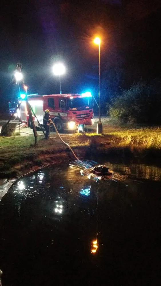 FOTO: Pražští hasiči dnes v noci zasahovali u požáru chaty. Příčina požáru není známá