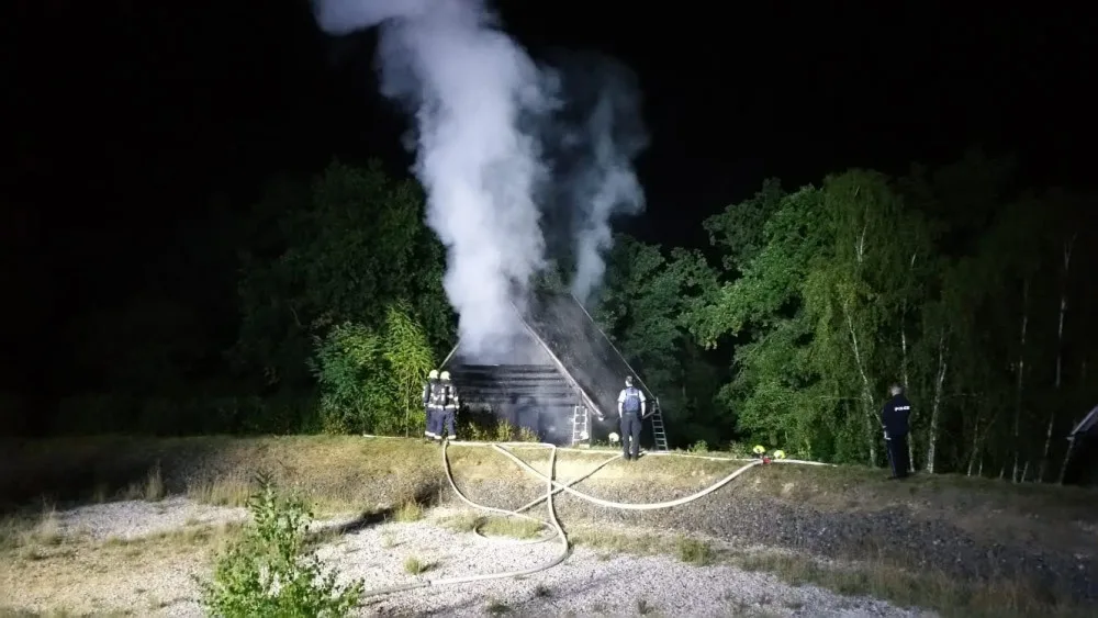 FOTO: Pražští hasiči dnes v noci zasahovali u požáru chaty. Příčina požáru není známá