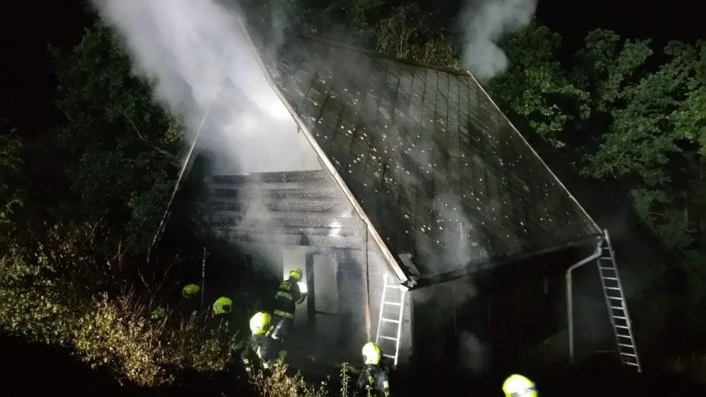 FOTO: Pražští hasiči dnes v noci zasahovali u požáru chaty. Příčina požáru není známá