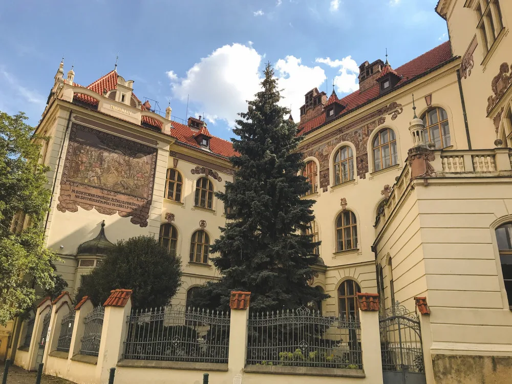 PRAŽSKÉ ŠKOLY: Základní a mateřská škola Lyčkovo náměstí
