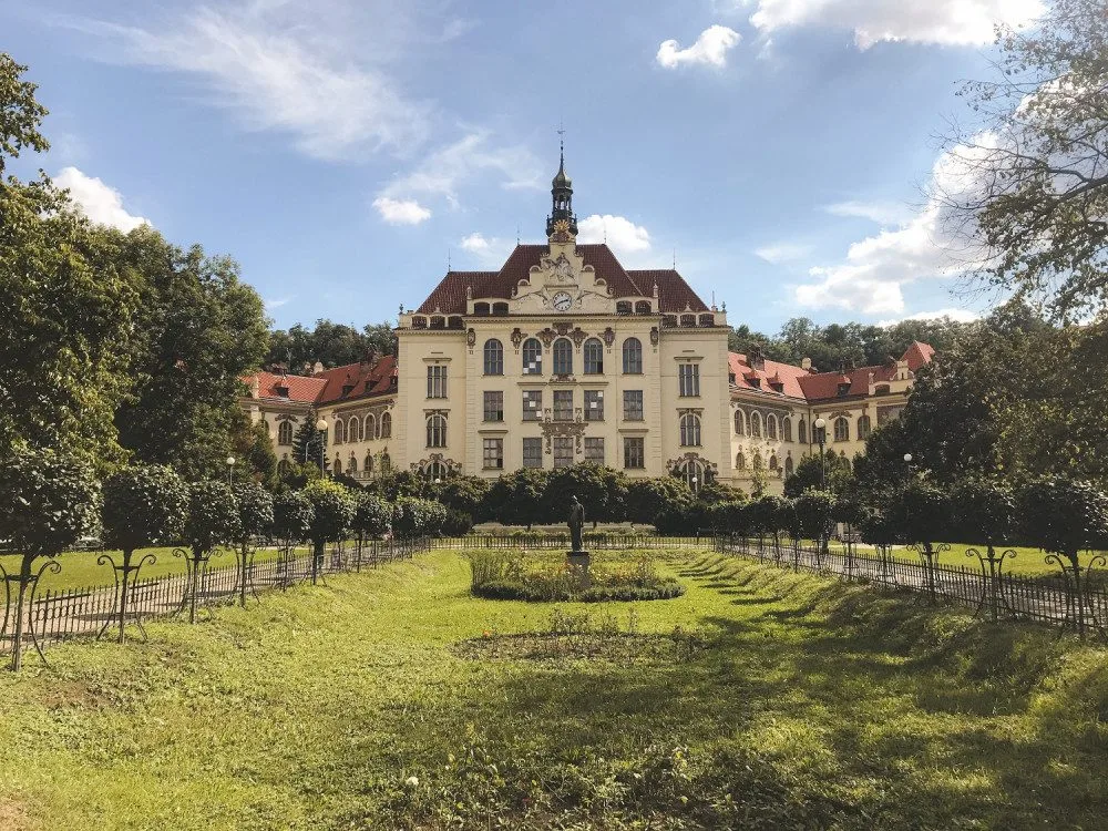 PRAŽSKÉ ŠKOLY: Základní a mateřská škola Lyčkovo náměstí