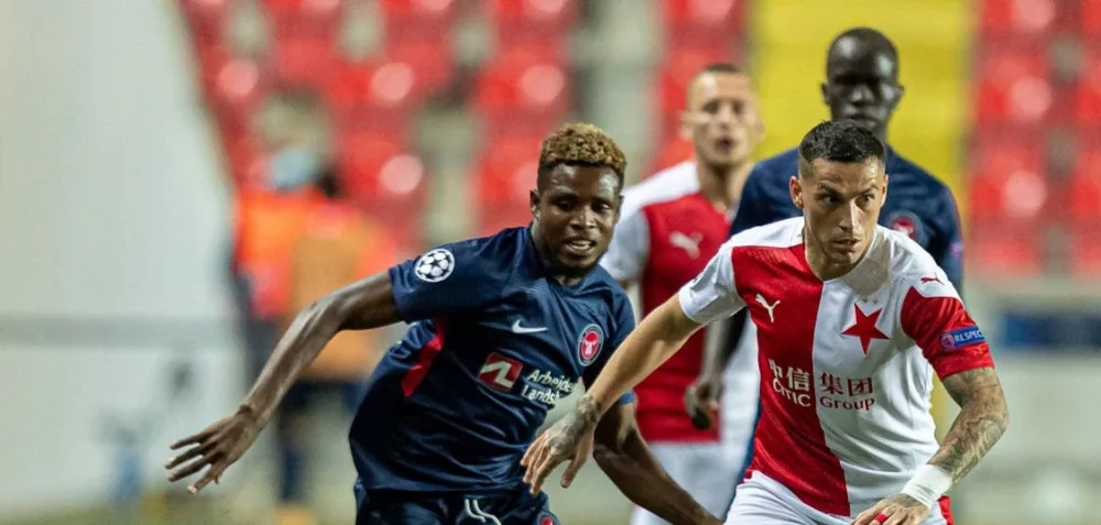 Místo svátku fotbalu pohřeb. Slavia v prázdném Edenu remizovala s Midtjyllandem