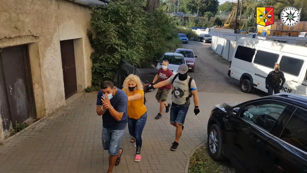 VIDEO: Pražští policisté zadrželi gang, který okrádal seniory i invalidy