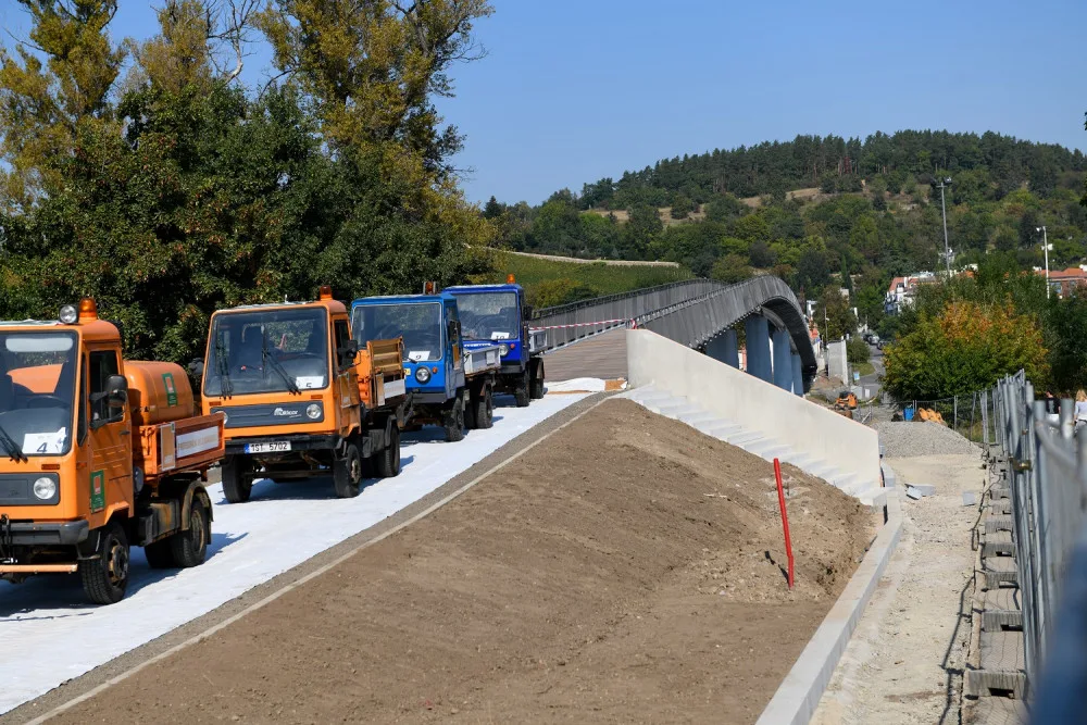 FOTO: Na Trojské lávce včera začaly zatěžovací zkoušky. Pro veřejnost se otevře v říjnu