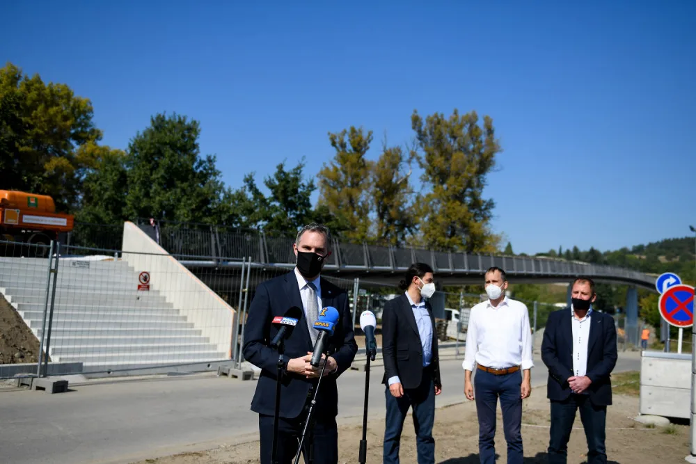 FOTO: Na Trojské lávce včera začaly zatěžovací zkoušky. Pro veřejnost se otevře v říjnu