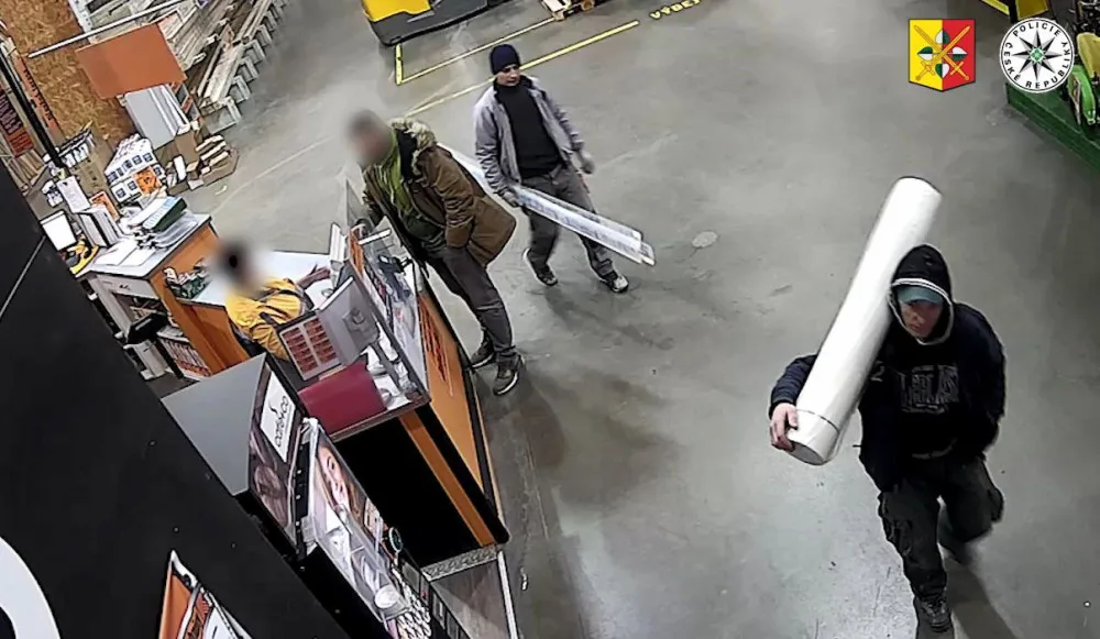 VIDEO: Muži ukradli v pražském Hornbachu věci za třicet tisíc. Pátrá po nich policie