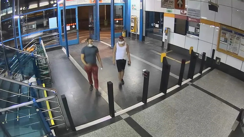VIDEO: Loupežné přepadení v Praze. Muž skončil se zraněním hlavy v nemocnici