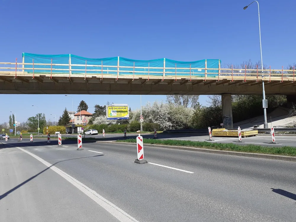 FOTO: Most přes Jeremiášovu ulici byl dokončen o měsíc dříve