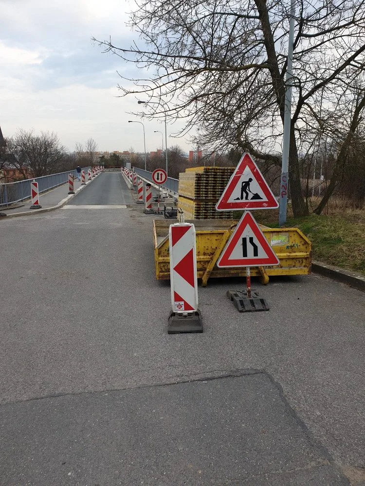 FOTO: Most přes Jeremiášovu ulici byl dokončen o měsíc dříve