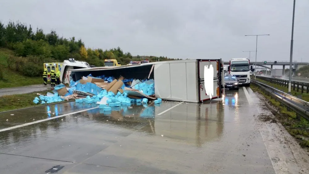 FOTO: Převrácený kamion na Pražském okruhu zablokoval všechny pruhy