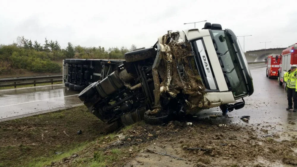 FOTO: Převrácený kamion na Pražském okruhu zablokoval všechny pruhy
