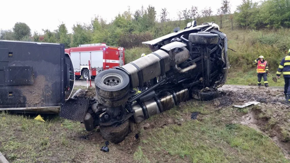 FOTO: Převrácený kamion na Pražském okruhu zablokoval všechny pruhy