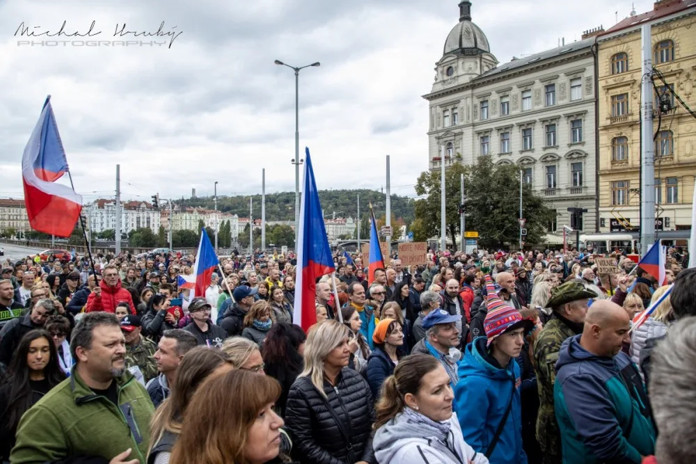 Čtyři stovky demonstrantů včera protestovaly na Palackém náměstí. Kritizovali nošení roušek i premiéra