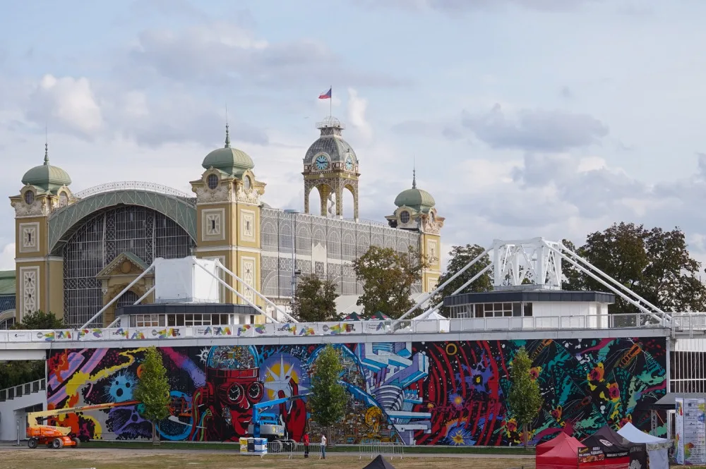 FOTO, VIDEO: Podívejte se na vznik unikátní graffiti na pražském Výstavišti