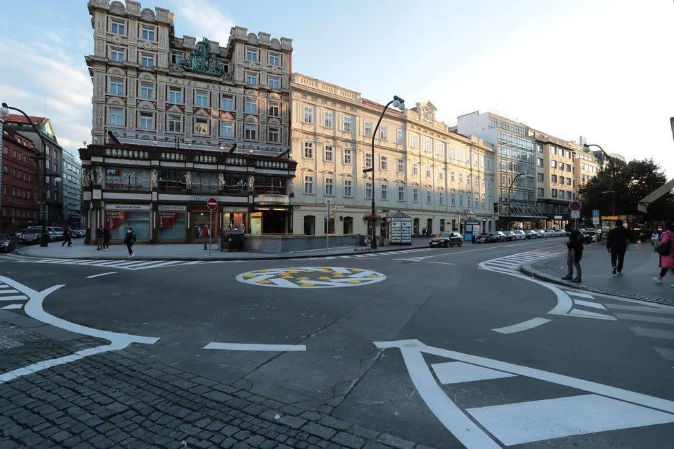 Národní je obousměrná. Na Jungmannově náměstí vznikl nový kruhový objezd
