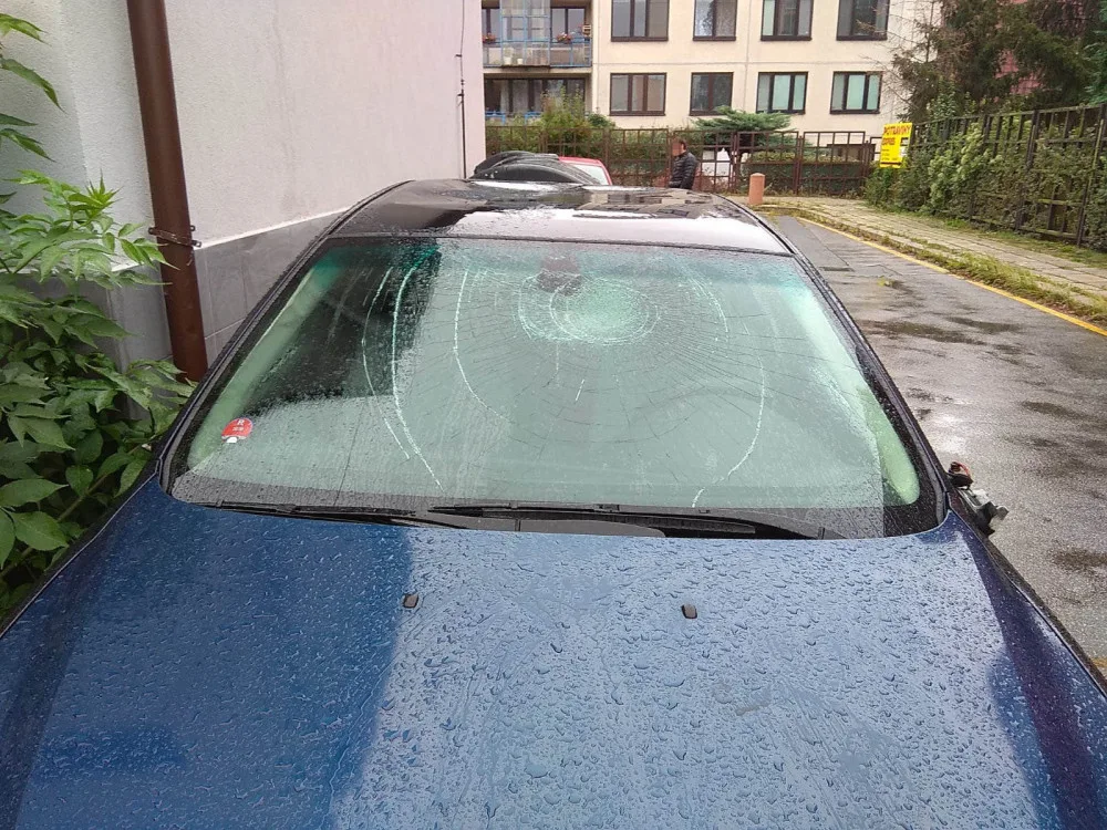FOTO: Muž se chtěl pomstít bratrovi. Poskákal mu auto a rozbil čelní sklo