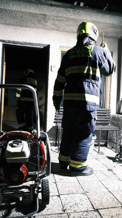FOTO: Hasiči zasahovali u požáru garáže v Praze 6, při kterém byl zraněn jeden člověk