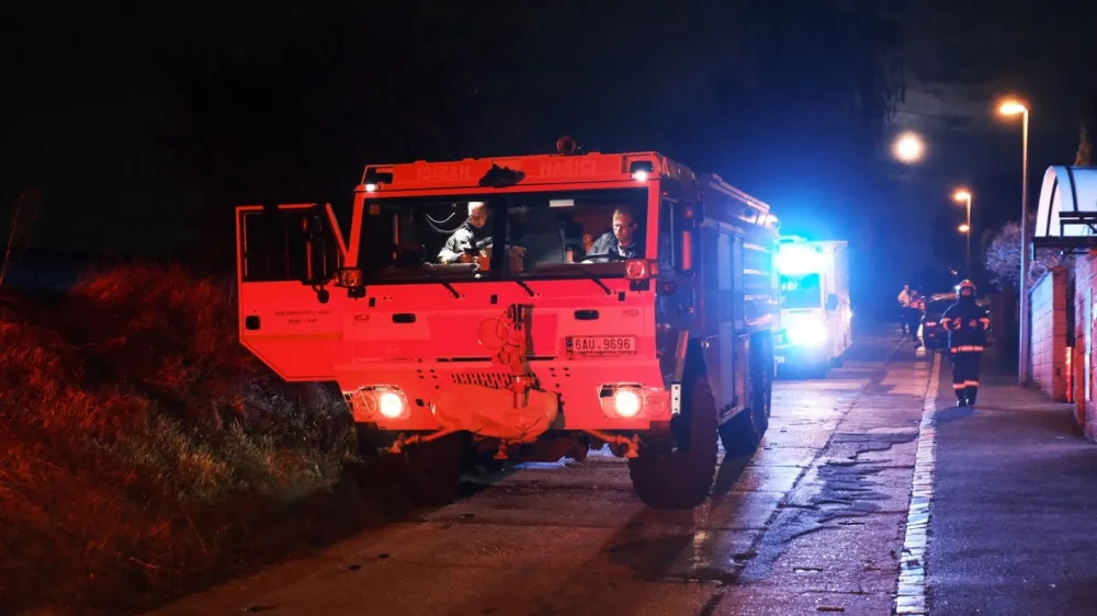 FOTO: Hasiči zasahovali u požáru garáže v Praze 6, při kterém byl zraněn jeden člověk