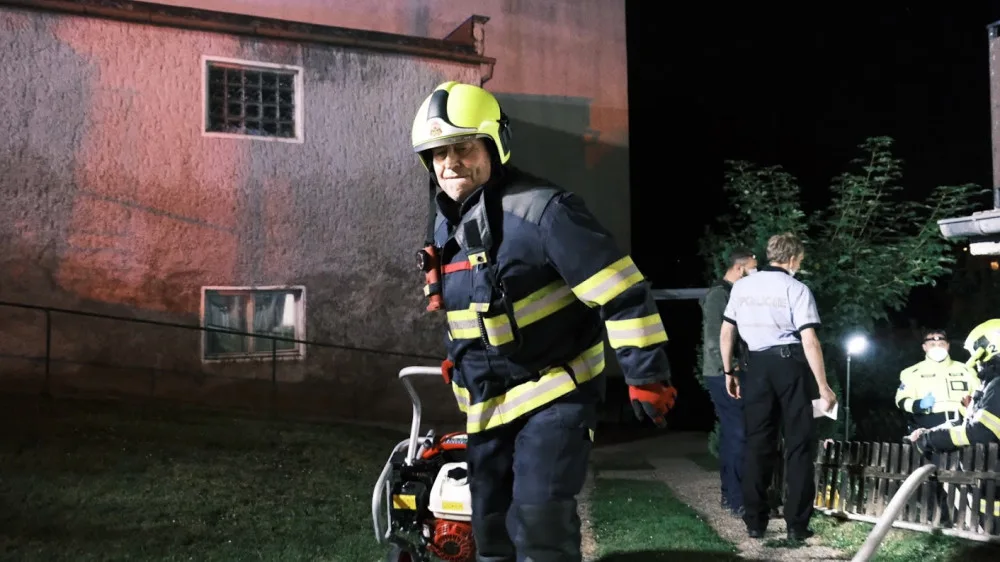 FOTO: Hasiči zasahovali u požáru garáže v Praze 6, při kterém byl zraněn jeden člověk