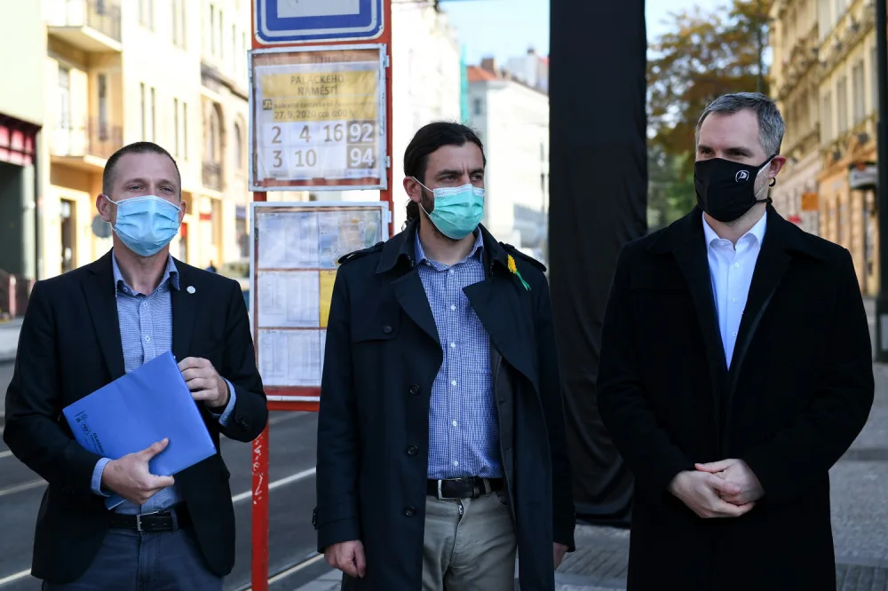 FOTO: Nový zastávkový označník na Palackého náměstí ukáže aktuální časy příjezdů i mapy okolí