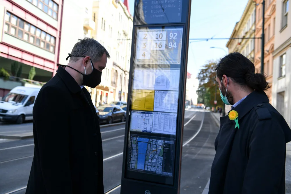 FOTO: Nový zastávkový označník na Palackého náměstí ukáže aktuální časy příjezdů i mapy okolí