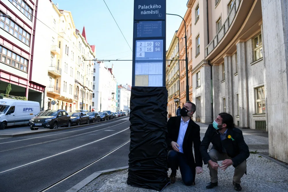 FOTO: Nový zastávkový označník na Palackého náměstí ukáže aktuální časy příjezdů i mapy okolí