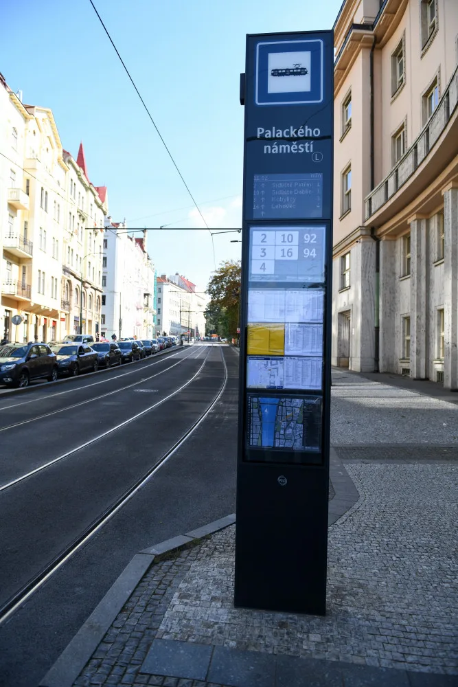 FOTO: Nový zastávkový označník na Palackého náměstí ukáže aktuální časy příjezdů i mapy okolí
