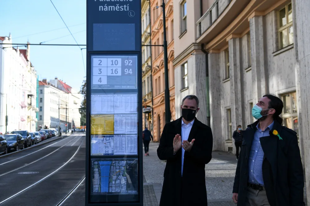 FOTO: Nový zastávkový označník na Palackého náměstí ukáže aktuální časy příjezdů i mapy okolí