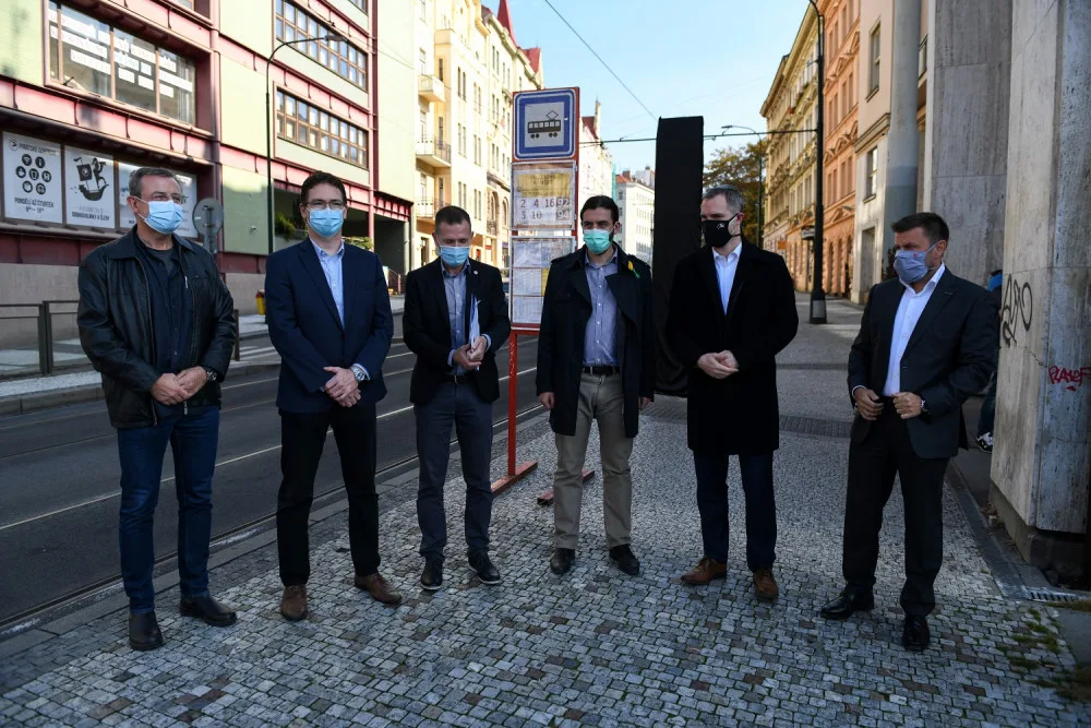 FOTO: Nový zastávkový označník na Palackého náměstí ukáže aktuální časy příjezdů i mapy okolí