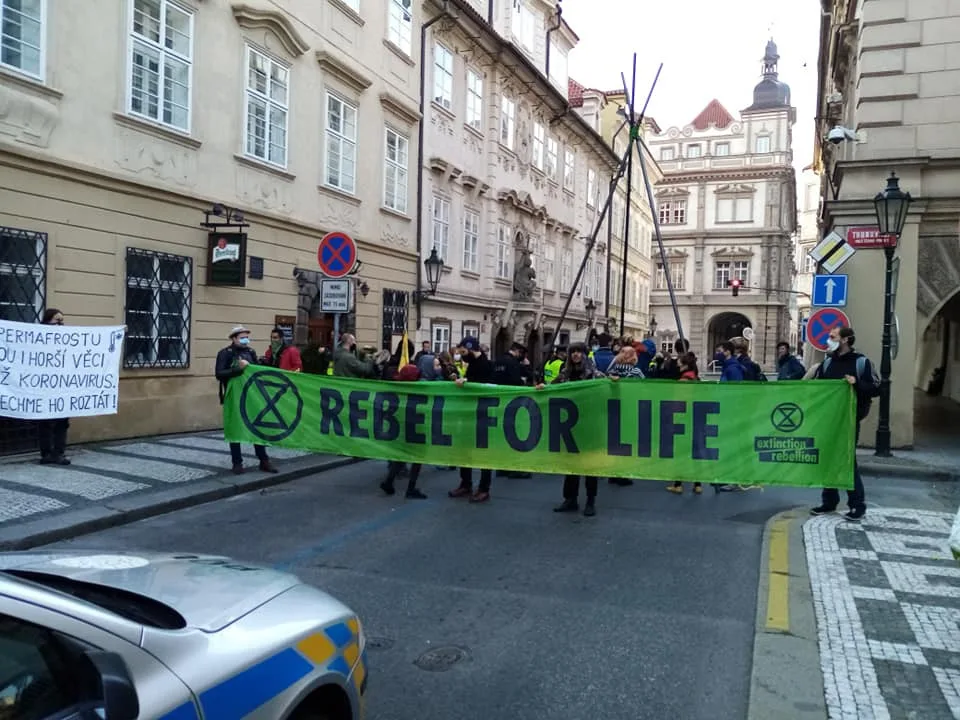 VIDEO: Aktivisté se pokusili dostat do Sněmovny. Deset jich bylo zadrženo a ulice uzavřena