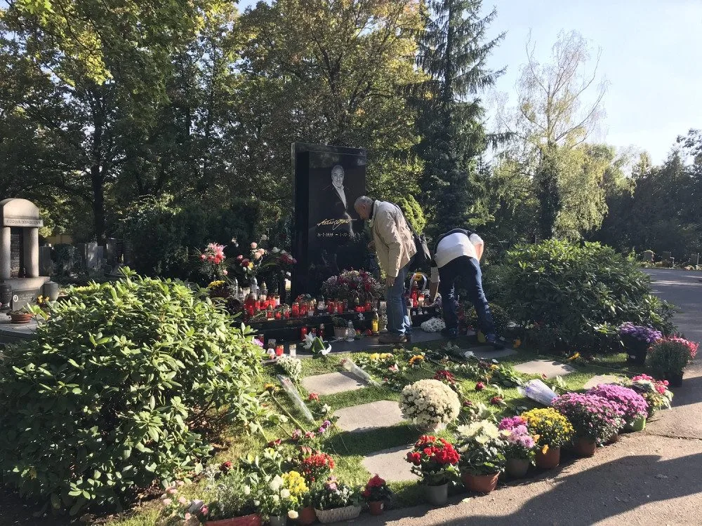 FOTO, VIDEO: Od smrti Karla Gotta uběhl přesně rok. Lidé dnes si dnes připomněli Mistra