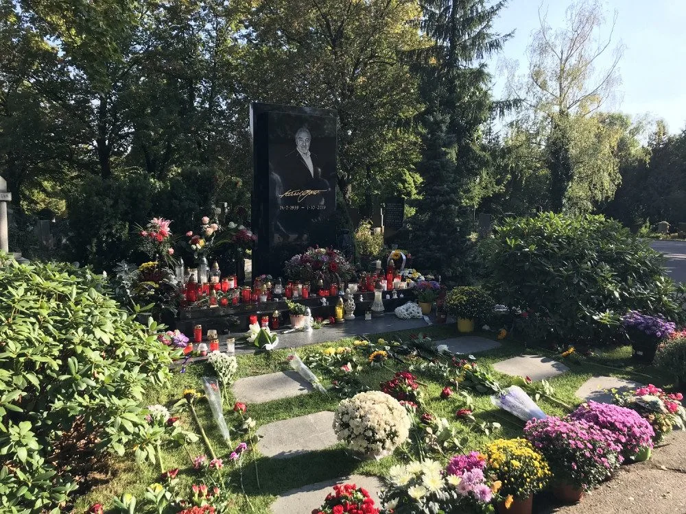 FOTO, VIDEO: Od smrti Karla Gotta uběhl přesně rok. Lidé dnes si dnes připomněli Mistra