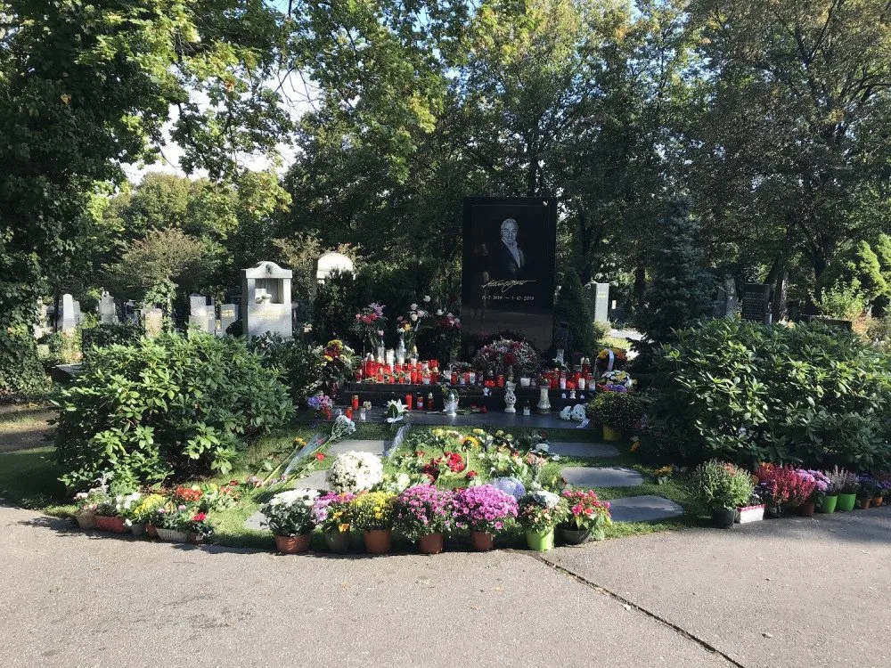 FOTO, VIDEO: Od smrti Karla Gotta uběhl přesně rok. Lidé dnes si dnes připomněli Mistra